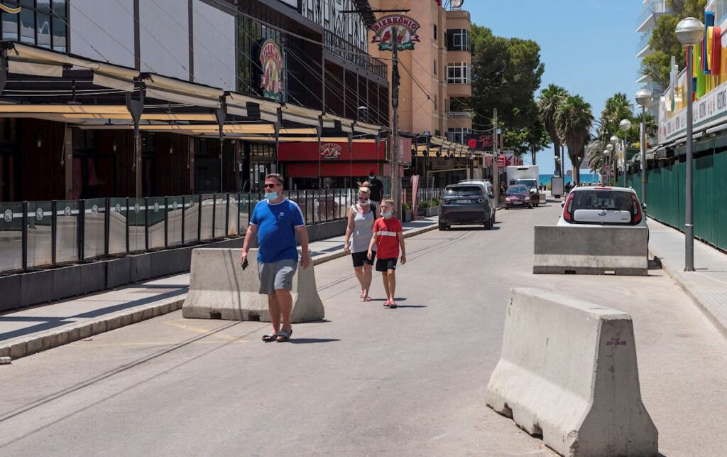 Varios turistas pasean por las calles de Palma de Mallorca / EFE