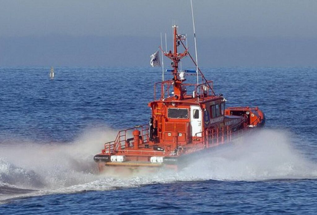 Salvamento marítimo busca una patera con 35 mujeres y 15 menores