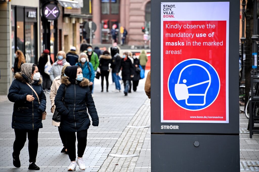 Señal recomendando el uso de la mascarilla en una calle alemana. Foto Web RTVC.
