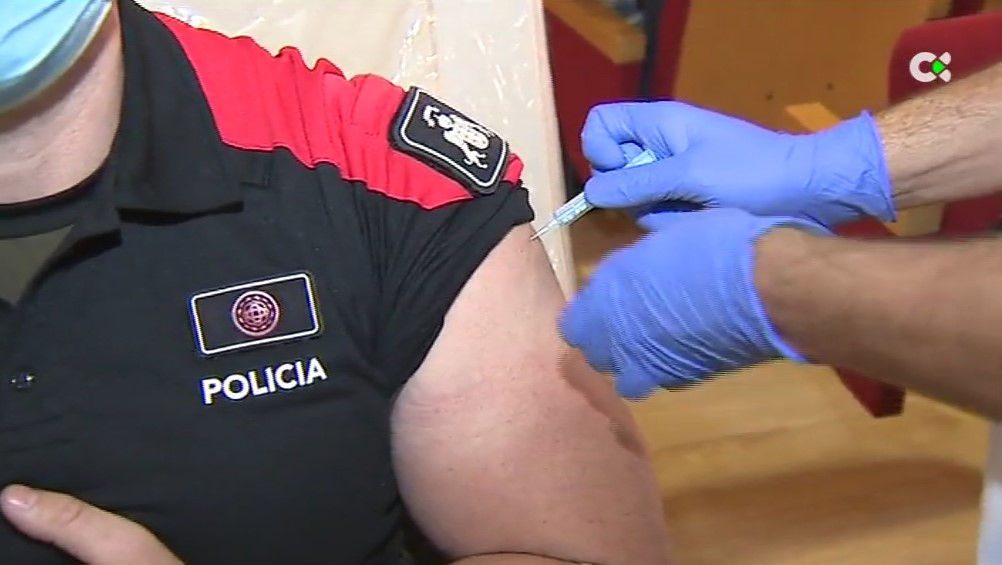 Vacuna para un agente del Cuerpo Nacional de la Policia Canaria. Foto Web RTVC.