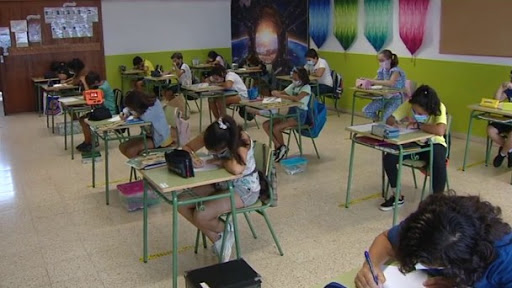 50 docentes y 379 alumnos, afectados con COVID-19 en Canarias