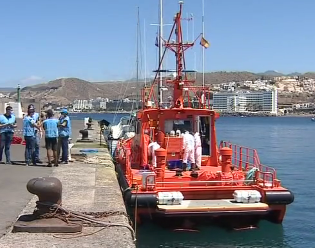 Imagen de un grupo de migrantes llegados a las islas tras ser rescatados por Salvamento Marítimo. Fotograma Televisión Canaria