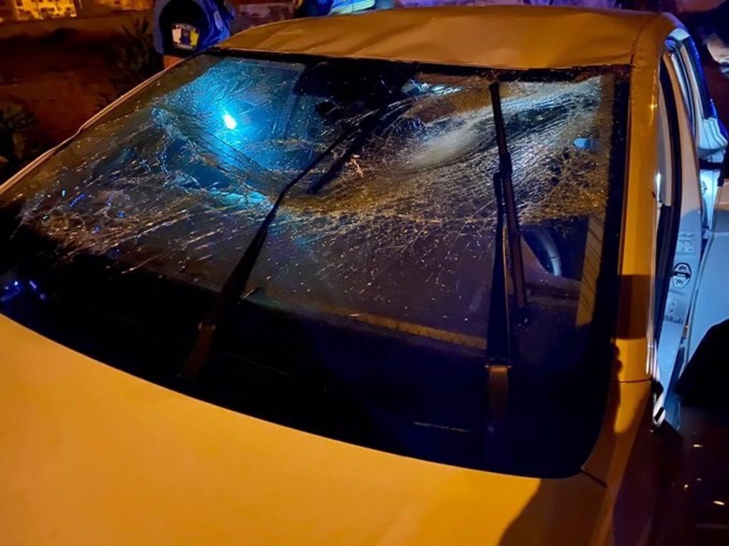 Un coche vuelca de madrugada en Jinámar (Gran Canaria) y el conductor se va dejando heridos leves a otros dos ocupantes