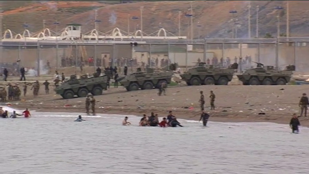 Migrantes llegados a Ceuta, junto al Ejército español, semanas atrás. Fotograma Televisión Canaria.