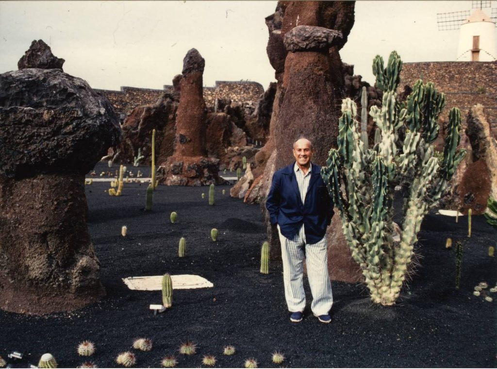 César Manrique, en el Jardín de Cactus en Lanzarote. Foto Web RTVC