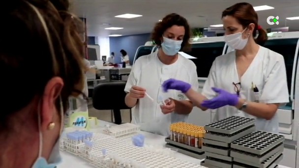 Técnicos laboratorios con pruebas médicas