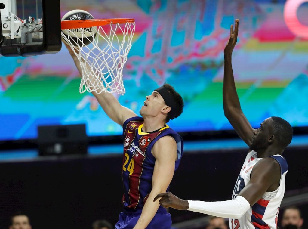 El escolta estadounidense del Barça, Kyle Kuric, entra a canasta ante el pivot senegalés del Baskonia, Ilimane Diop, durante el encuentro correspondiente a la semifinal de la Copa del Rey en el Wizink Center de Madrid. EFE