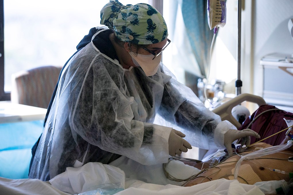 Una enfermera atiende a un paciente en un hospital de California.